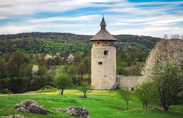 stari grad drežnik Top 5 povijesnih znamenitosti i aktivnosti u okolici Plitvičkih jezera i Rastoka